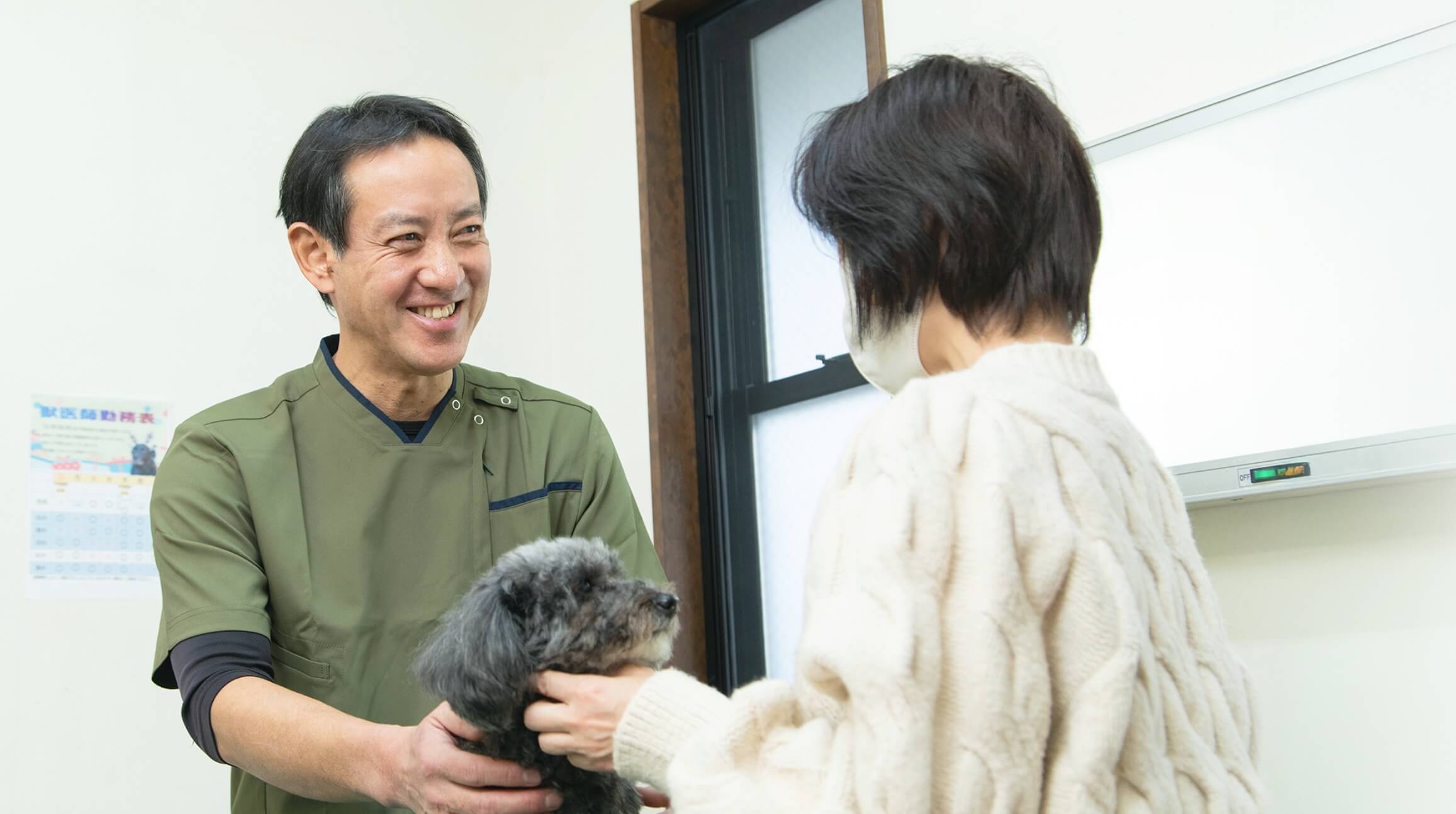 先生が家族に診察説明の様子