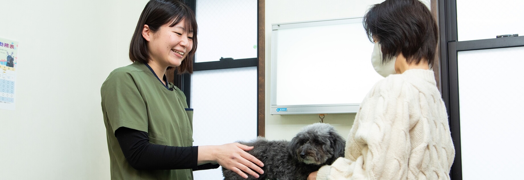 犬がそっぽを向いている